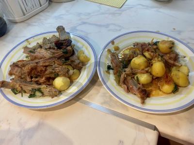 Aromatinė ėriena su daržovėmis pagrindine nuotrauka