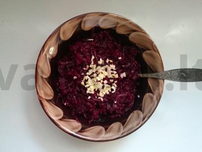 Burokėlių, sirtakių ir česnakų salotos Žingsnis 3