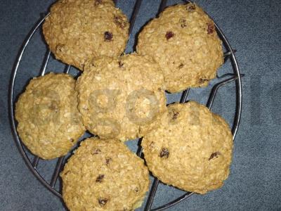 Avižiniai sausainiai su soda ir sultenėmis pagrindine nuotrauka