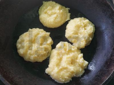 "Kokoso riešutai keptuvėje. Žingsnis 3