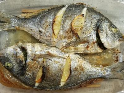 Aromatinga kepta dorada su žolelėmis ir citrina Žingsnis 2