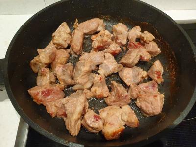 Ojahuri su kiauliena ir prieskoniais Žingsnis 1