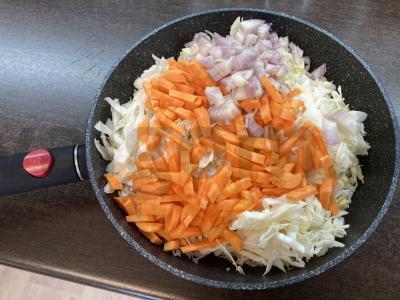 Troškinti kopūstai su paprikomis ir grietine Žingsnis 3