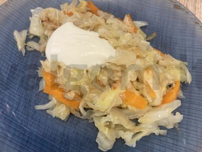 Troškinti kopūstai su paprikomis ir grietine pagrindine nuotrauka