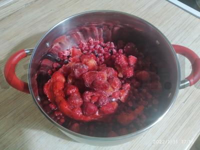 Braškių ir serbentų uogų kompotas Žingsnis 1