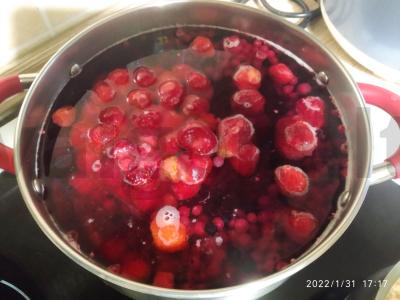 Braškių ir serbentų uogų kompotas Žingsnis 2
