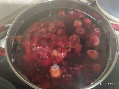 Braškių ir serbentų uogų kompotas Žingsnis 3