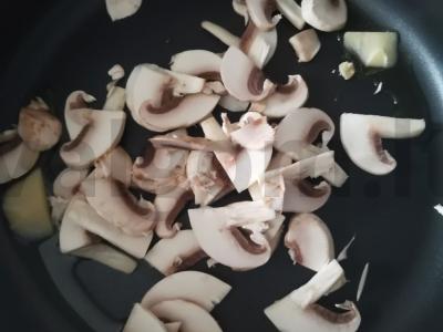 Makaronai su grybais Žingsnis 1