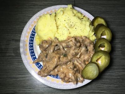 Naminė jautiena jautienos stroganoff pagrindine nuotrauka