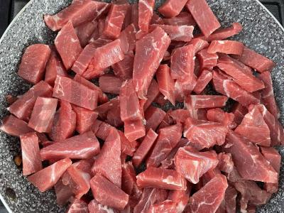 A la jautienos stroganoff. Žingsnis 1