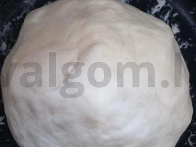 Naminė pica su sūriu, rūkyta dešra ir pomidorais Žingsnis 2