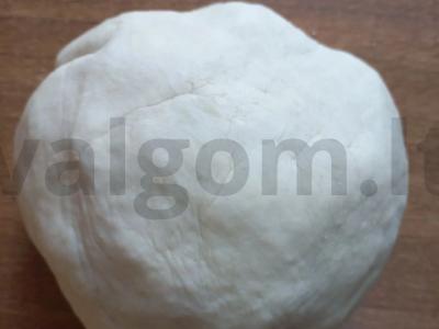 Naminė pica su sūriu, rūkyta dešra ir pomidorais Žingsnis 3