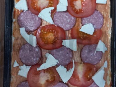 Naminė pica su sūriu, rūkyta dešra ir pomidorais Žingsnis 5