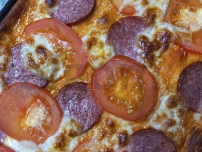 Naminė pica su sūriu, rūkyta dešra ir pomidorais Žingsnis 6