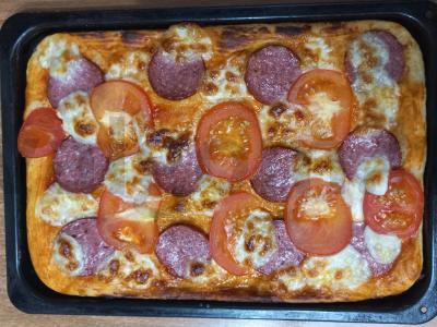 Naminė pica su sūriu, rūkyta dešra ir pomidorais pagrindine nuotrauka