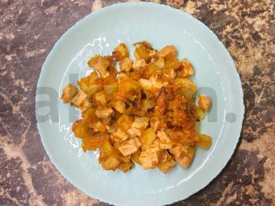 Vištienos troškinys su daržovėmis prieskoniuose pagrindine nuotrauka