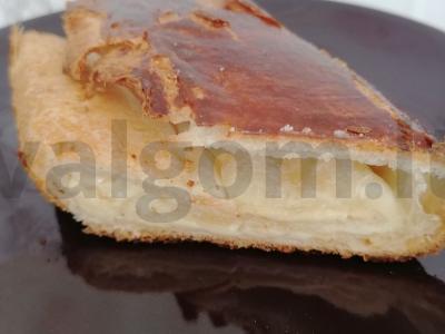 Sūrio vyniotinis iš sluoksniuotos tešlos pagrindine nuotrauka