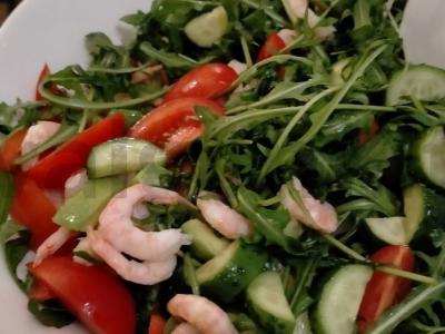 Salotos su krevetėmis, daržovėmis ir rukolomis pagrindine nuotrauka