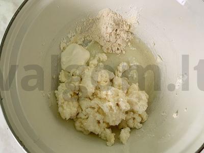 Švelnūs dešrelių suktinukai su varške Žingsnis 1