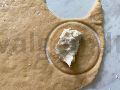 Švelnūs dešrelių suktinukai su varške Žingsnis 4