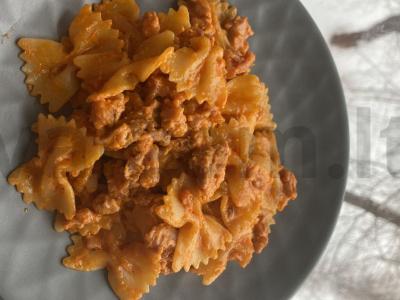 Farfalle a la bolognese. pagrindine nuotrauka