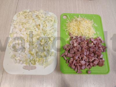 Lengvos salotos su kumpiu ir Pekino kopūstais Žingsnis 1