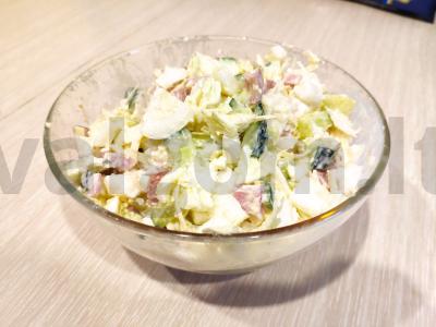 Lengvos salotos su kumpiu ir Pekino kopūstais pagrindine nuotrauka