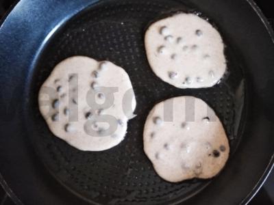 Ruginiai ir kvietinių miltų blyneliai su juodaisiais serbentais Žingsnis 3