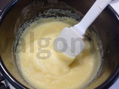 Saldi polenta ant pieno su bananais Žingsnis 1