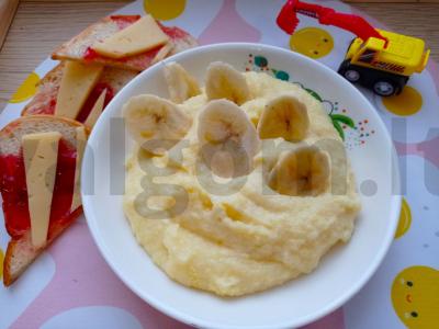 Saldi polenta ant pieno su bananais pagrindine nuotrauka
