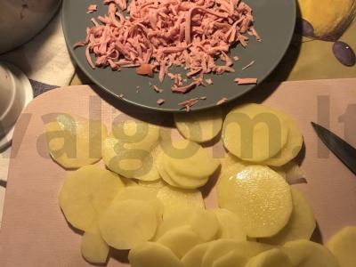 Bulvių apkepas su dešra ir sūriu Žingsnis 1