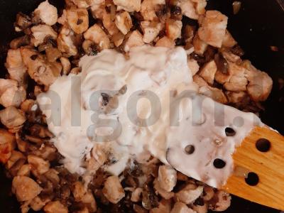 Makaronai su vištiena, sūriu ir grybais grietinės padaže Žingsnis 4