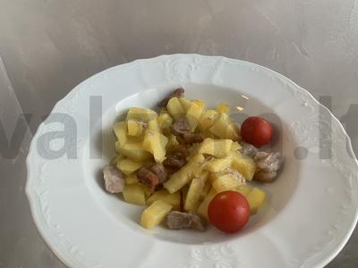 Bulvės su mėsa pagrindine nuotrauka