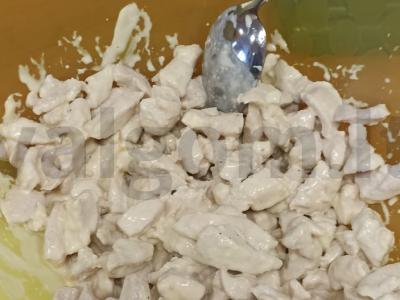 Salotos "Chicken Ryaba" su sūriu ir skrebučiais Žingsnis 1