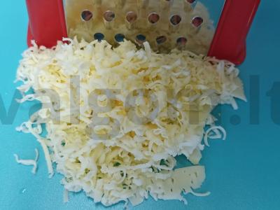 Salotos "Chicken Ryaba" su sūriu ir skrebučiais Žingsnis 5