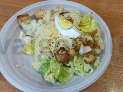 Salotos "Chicken Ryaba" su sūriu ir skrebučiais pagrindine nuotrauka