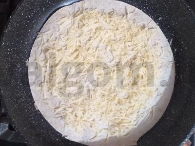 Pica ant tortilijos su rūkyta dešra. Žingsnis 1