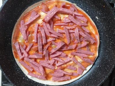 Pica ant tortilijos su rūkyta dešra. Žingsnis 3