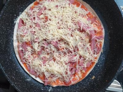 Pica ant tortilijos su rūkyta dešra. Žingsnis 4
