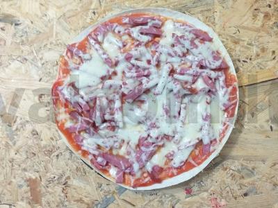 Pica ant tortilijos su rūkyta dešra. pagrindine nuotrauka