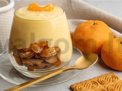 Desertas su sausainiais, mandarinais ir kremu Žingsnis 5