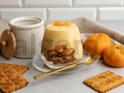 Desertas su sausainiais, mandarinais ir kremu pagrindine nuotrauka