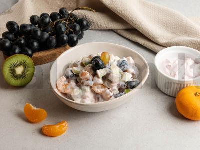 Vaisių salotos su mandarinais ir vynuogėmis pagrindine nuotrauka