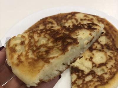 Tingus khachapuri keptuvėje pagrindine nuotrauka