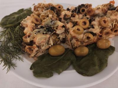 Lengvas raudonosios ir baltosios žuvies terinas su parmezanu ir alyvuogėmis pagrindine nuotrauka