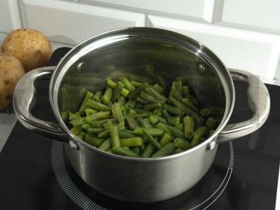 Bulvių košė su šparaginėmis pupelėmis ir česnakais Žingsnis 3