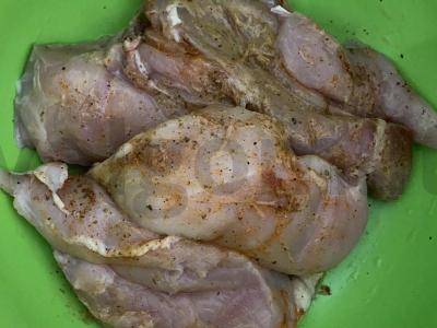 Gausios ir lengvos salotos su vištiena ir daržovėmis Žingsnis 1