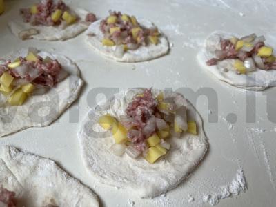 Mantas su bulvėmis, svogūnais ir mėsa Žingsnis 3