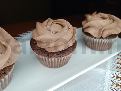 Šokoladiniai keksiukai su aviečių įdaru pagrindine nuotrauka