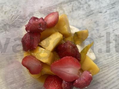 Mango, ananasų, braškių kokteiliai Žingsnis 4